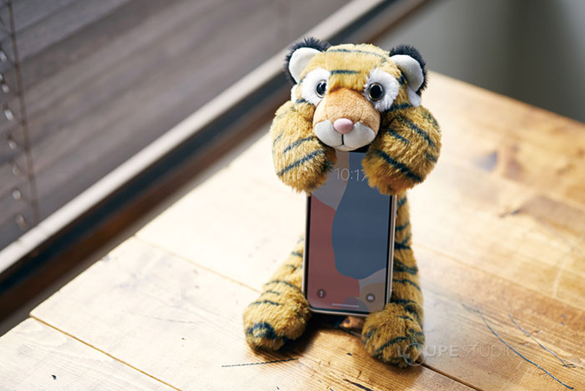 机の上でスマホを支えてくれたり 