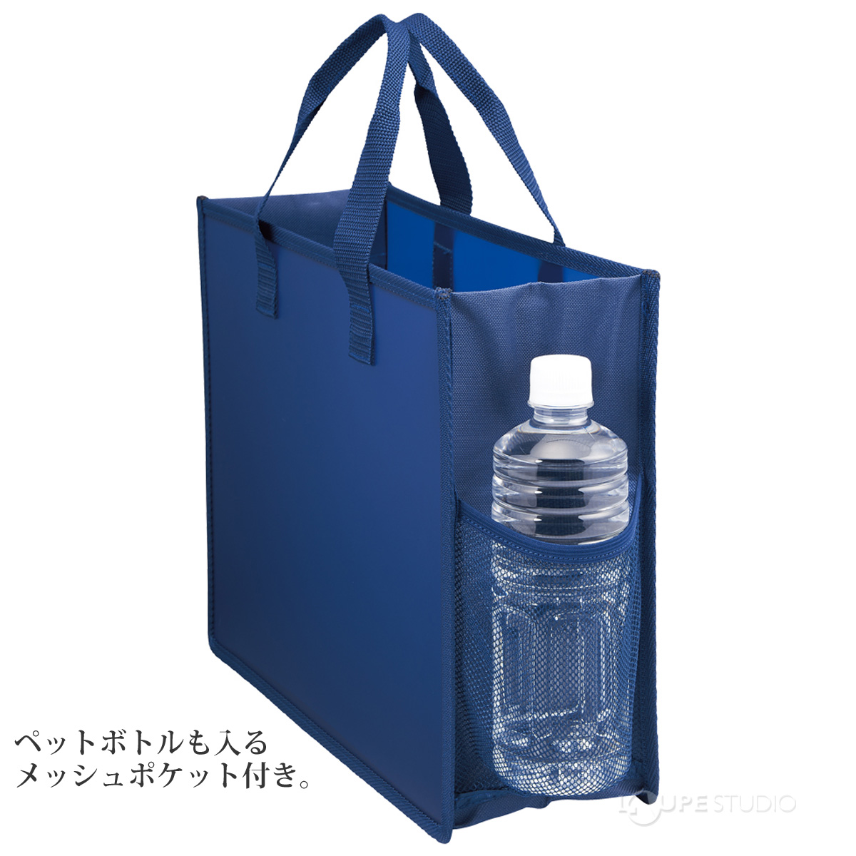 ペットボトルも入るメッシュポケット付き。 