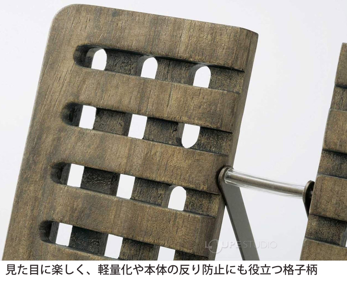 見た目に楽しく、軽量化や本体の反り防止にも役立つ格子柄 