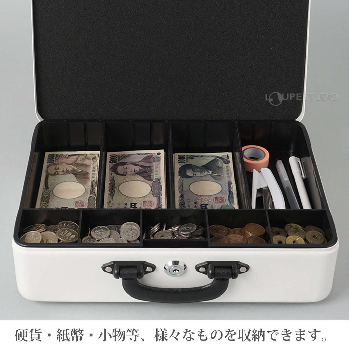 硬貨・紙幣・小物等、様々なものを収納できます。 