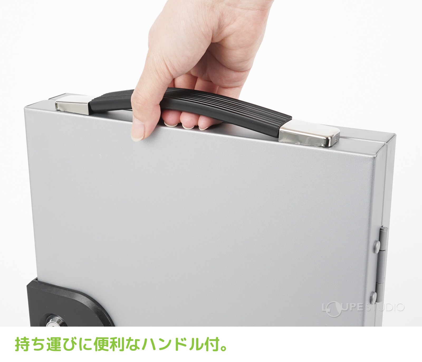 持ち運びに便利なハンドル付。 