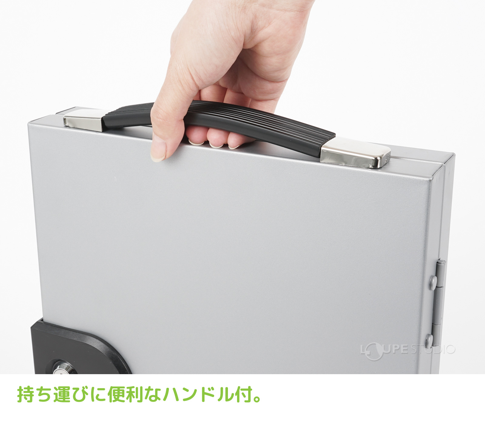 持ち運びに便利なハンドル付。