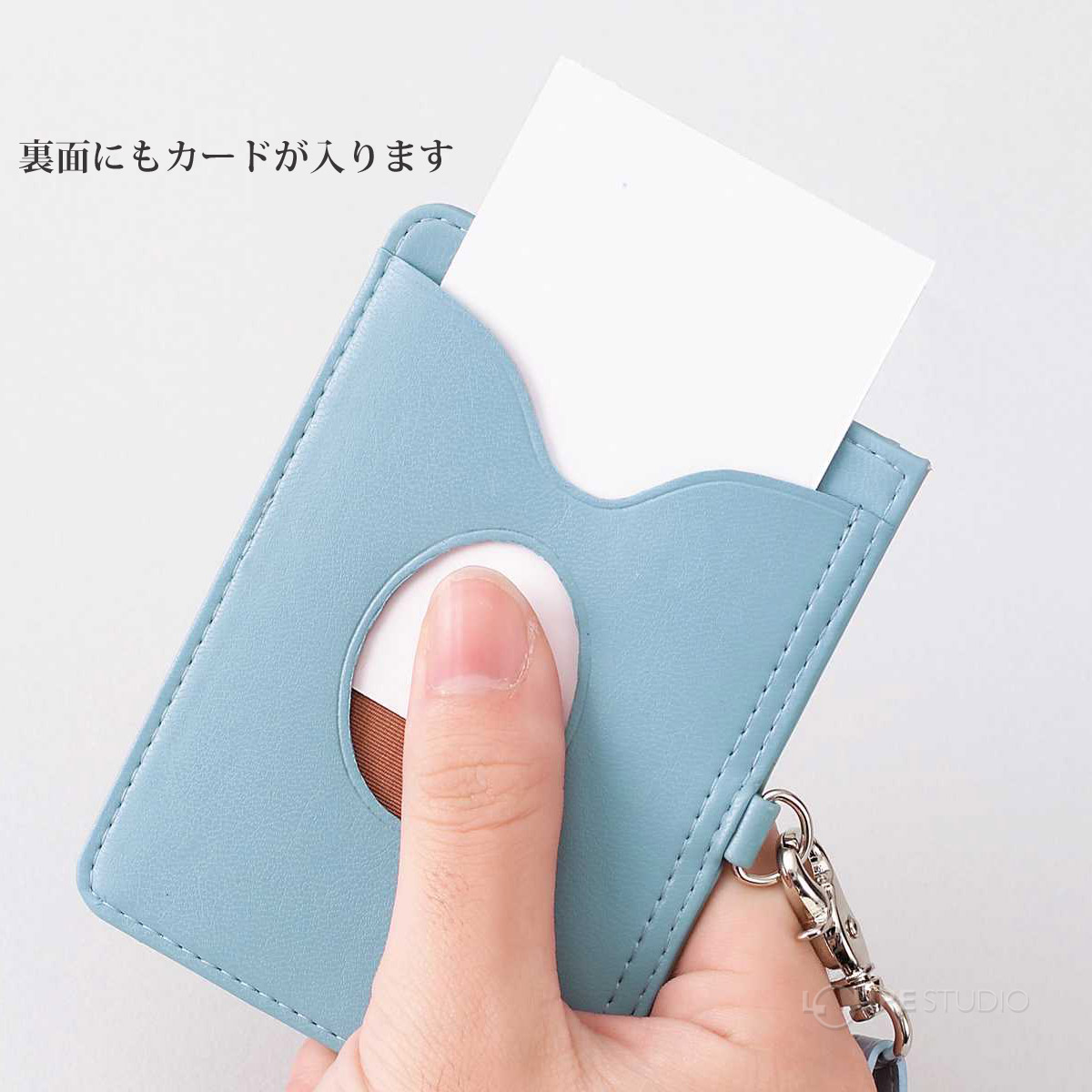 裏面にもカードが入ります 