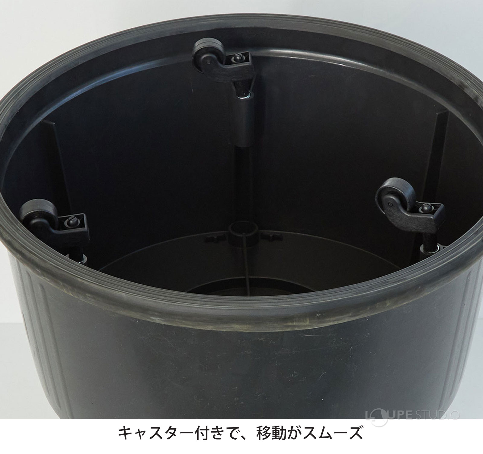 キャスター付きで、移動がスムーズ 