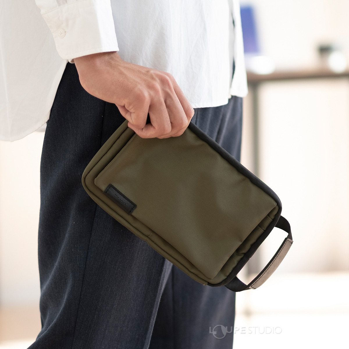 持ち運びや取り出しに便利なサイド持ち手付 