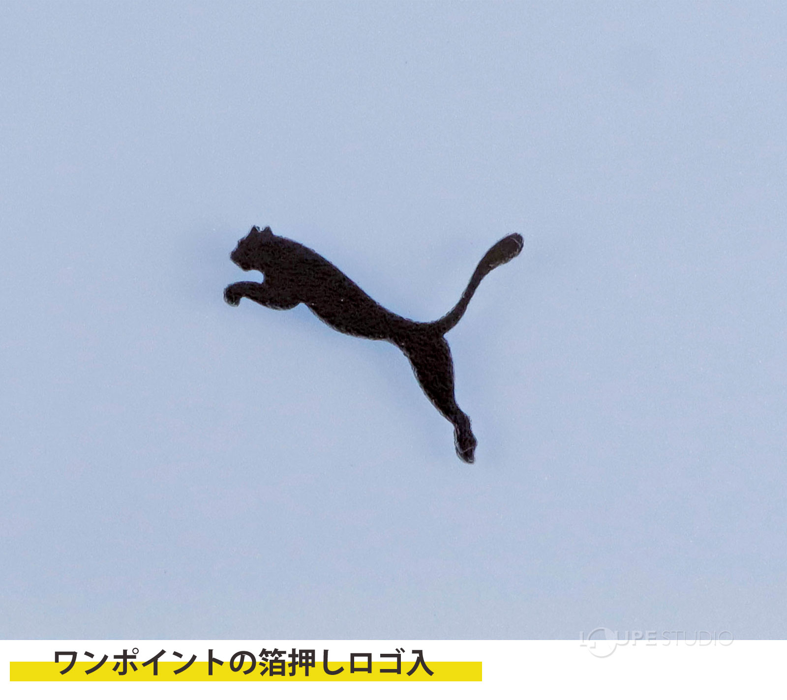 ワンポイントの箔押しロゴ入