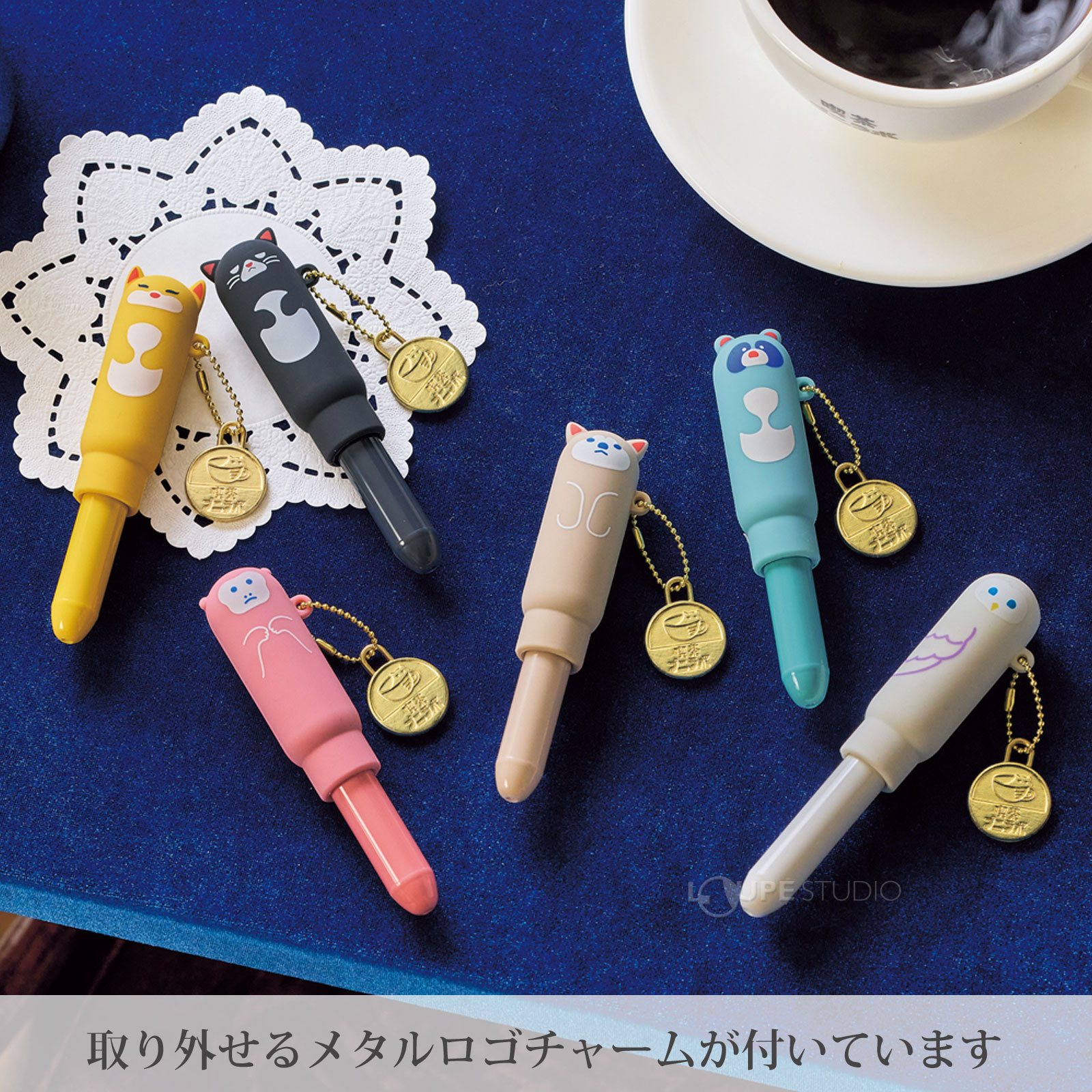 取り外せるメタルロゴチャームが付いています 