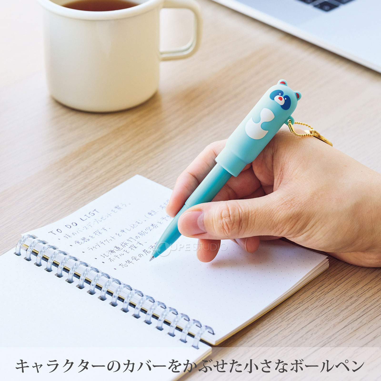 キャラクターのカバーをかぶせた小さなボールペン 