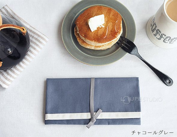 チャコールグレー