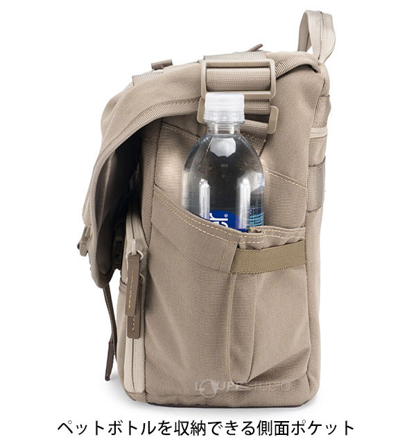 ペットボトルを収納できる側面ポケット 