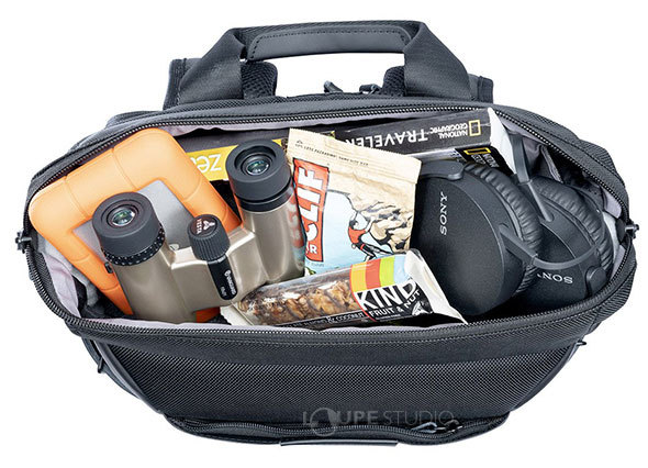 アクセサリー類の収納に便利なポケット