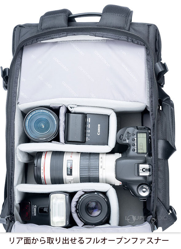 リア面から取り出せるフルオープンファスナー 