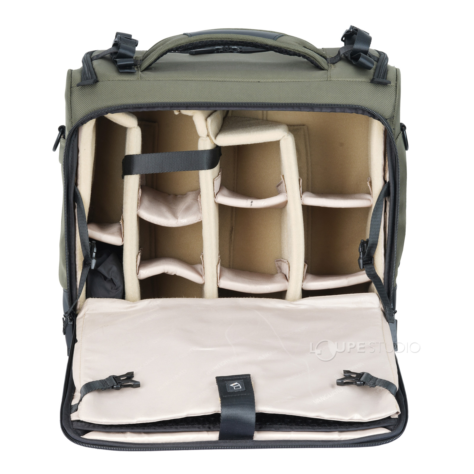 16インチ相当までのノートパソコンを収納可能 