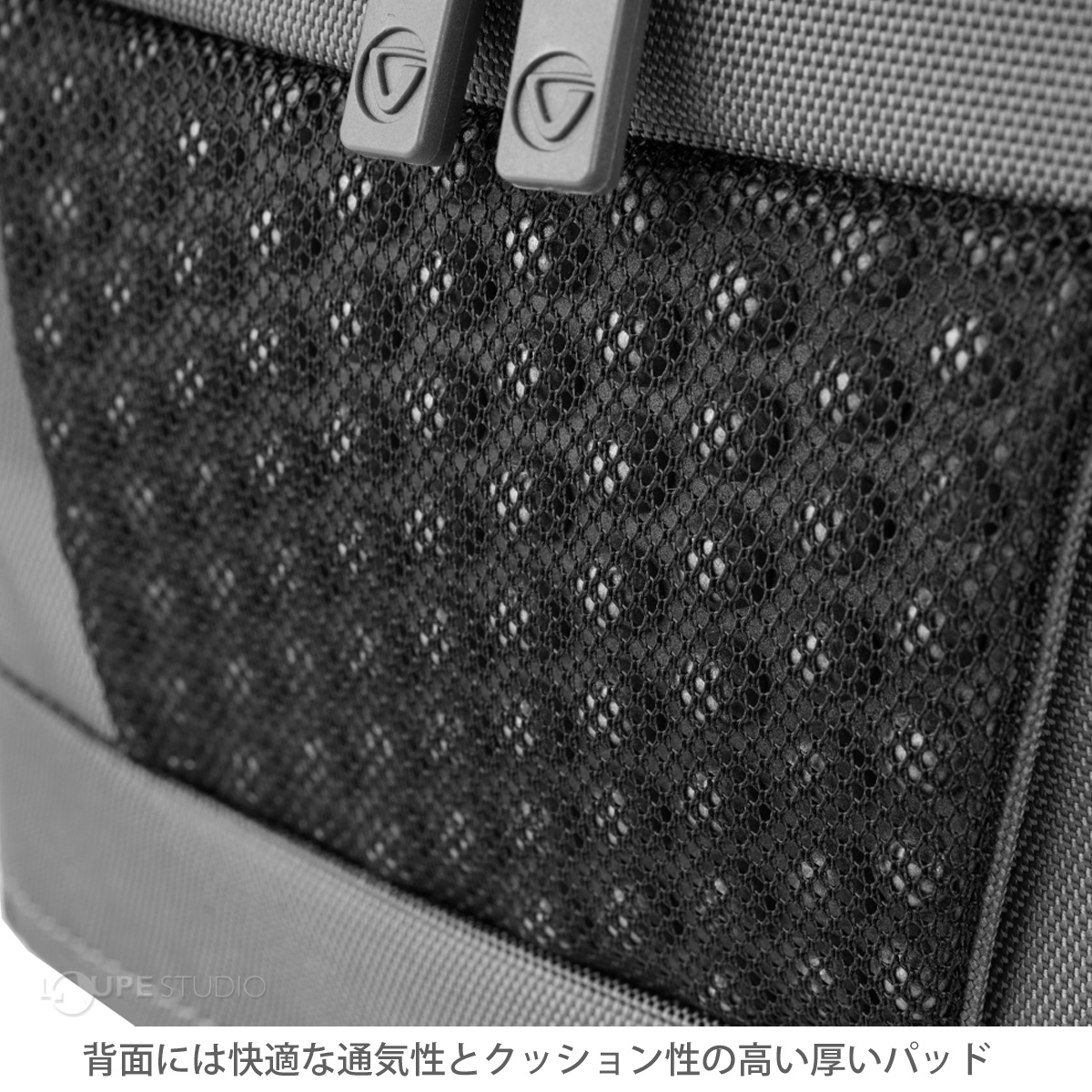 背面には快適な通気性とクッション性の高い厚いパッド 