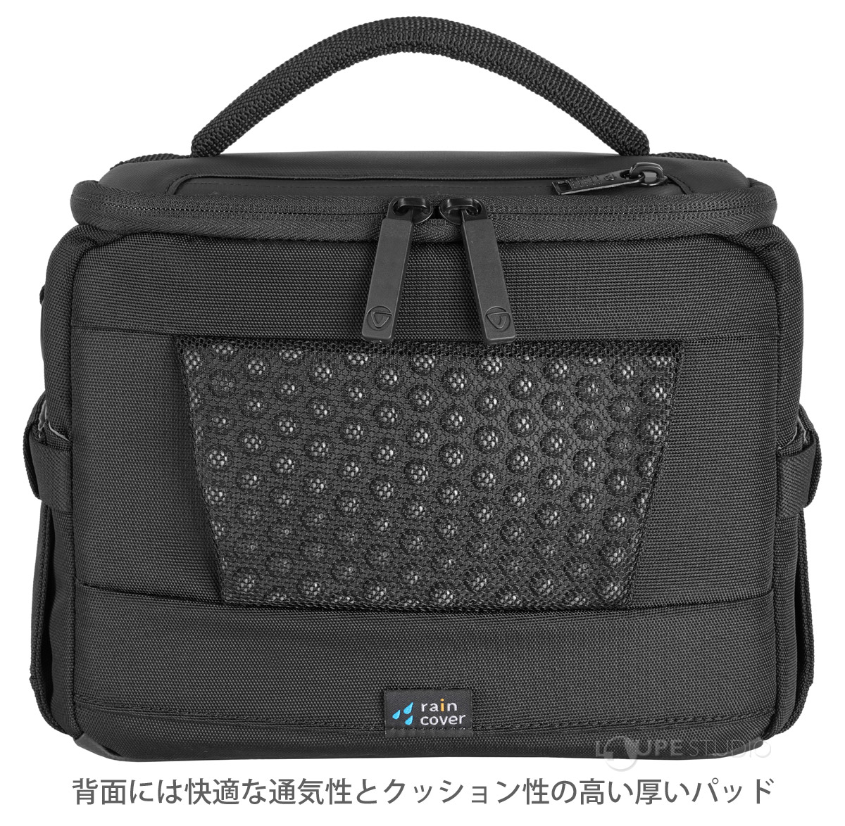 背面には快適な通気性とクッション性の高い厚いパッド 