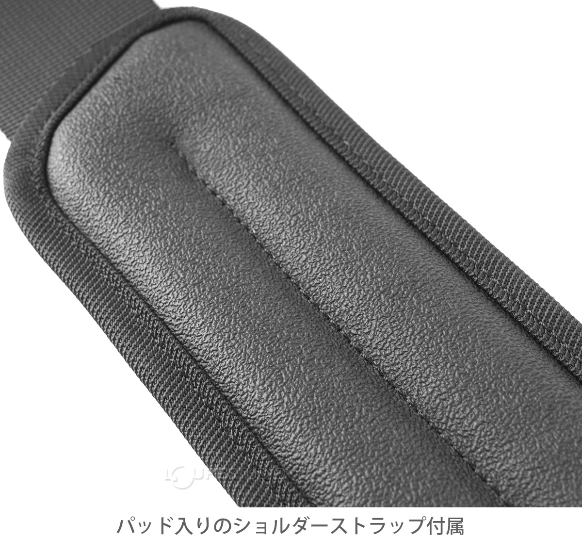 パッド入りのショルダーストラップ付属 