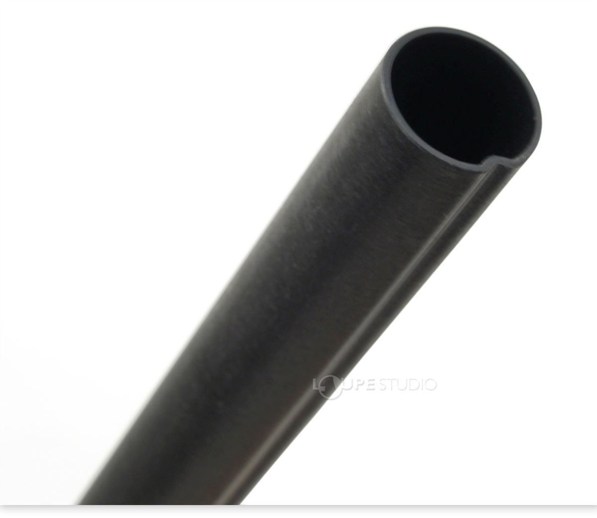 「ヘアーライン加工」を施した、溝入丸パイプを採用 