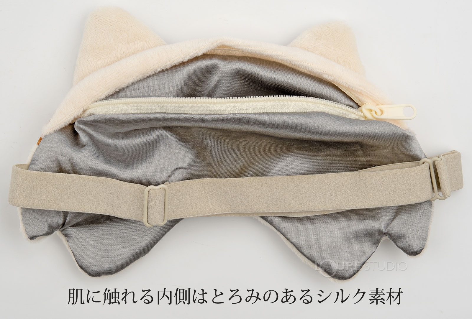 肌に触れる内側はとろみのあるシルク素材 