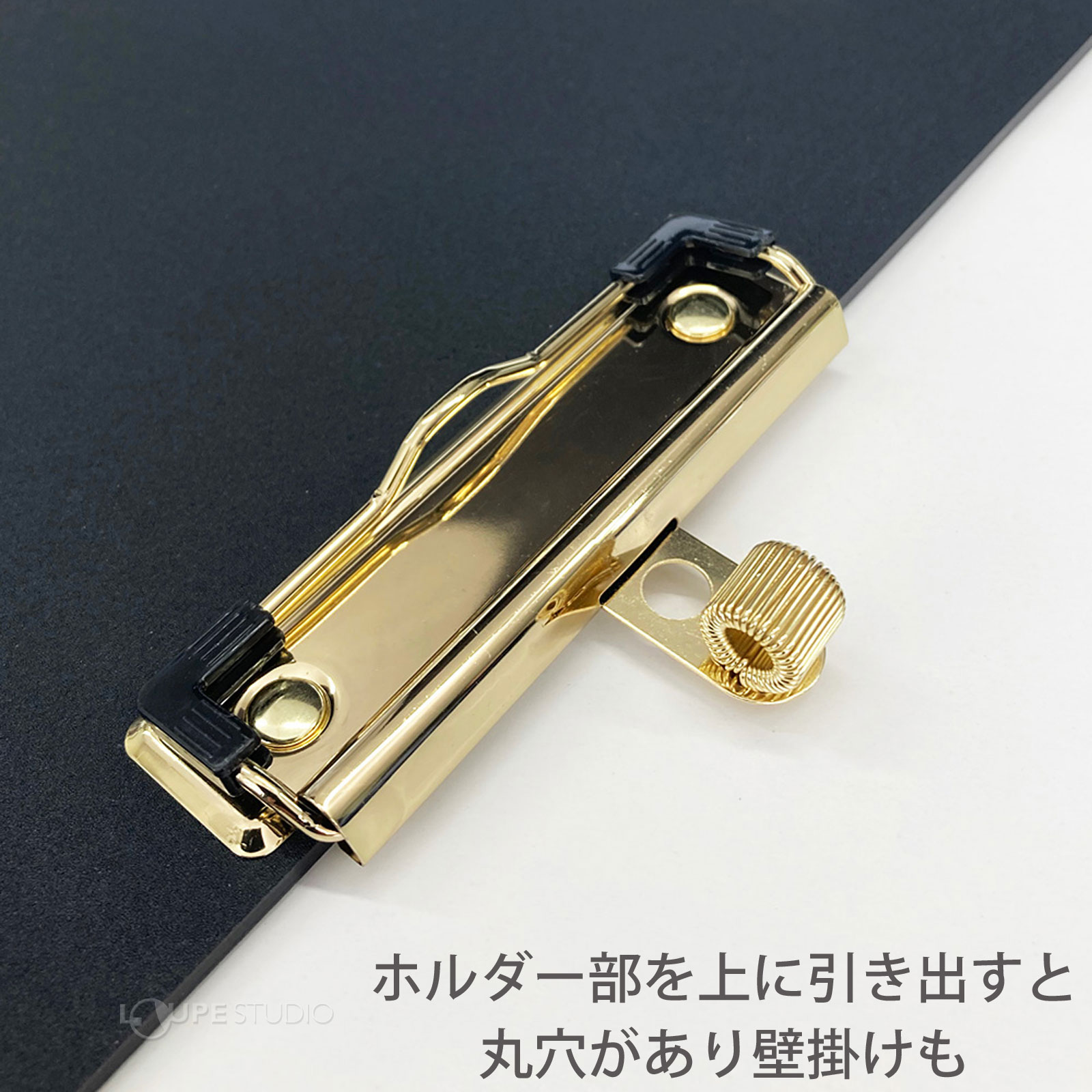 壁掛け用の穴は出し入れ可能 