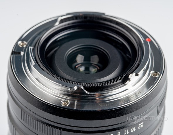 リア部分の内側にフィルターネジが切られており、37mmフィルターが付属しております。 