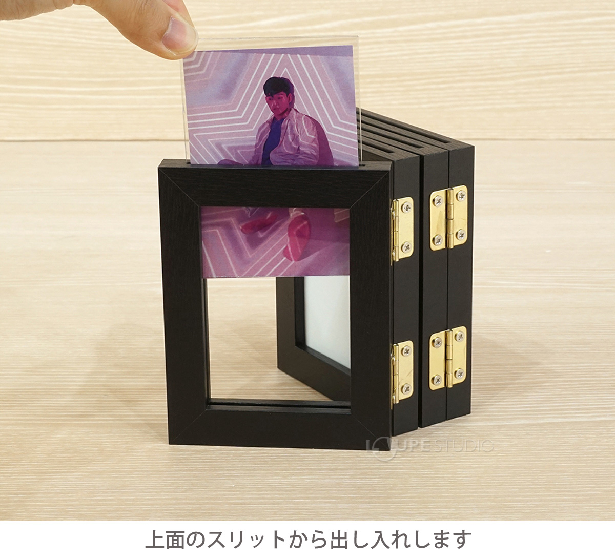 上面のスリットから出し入れします 