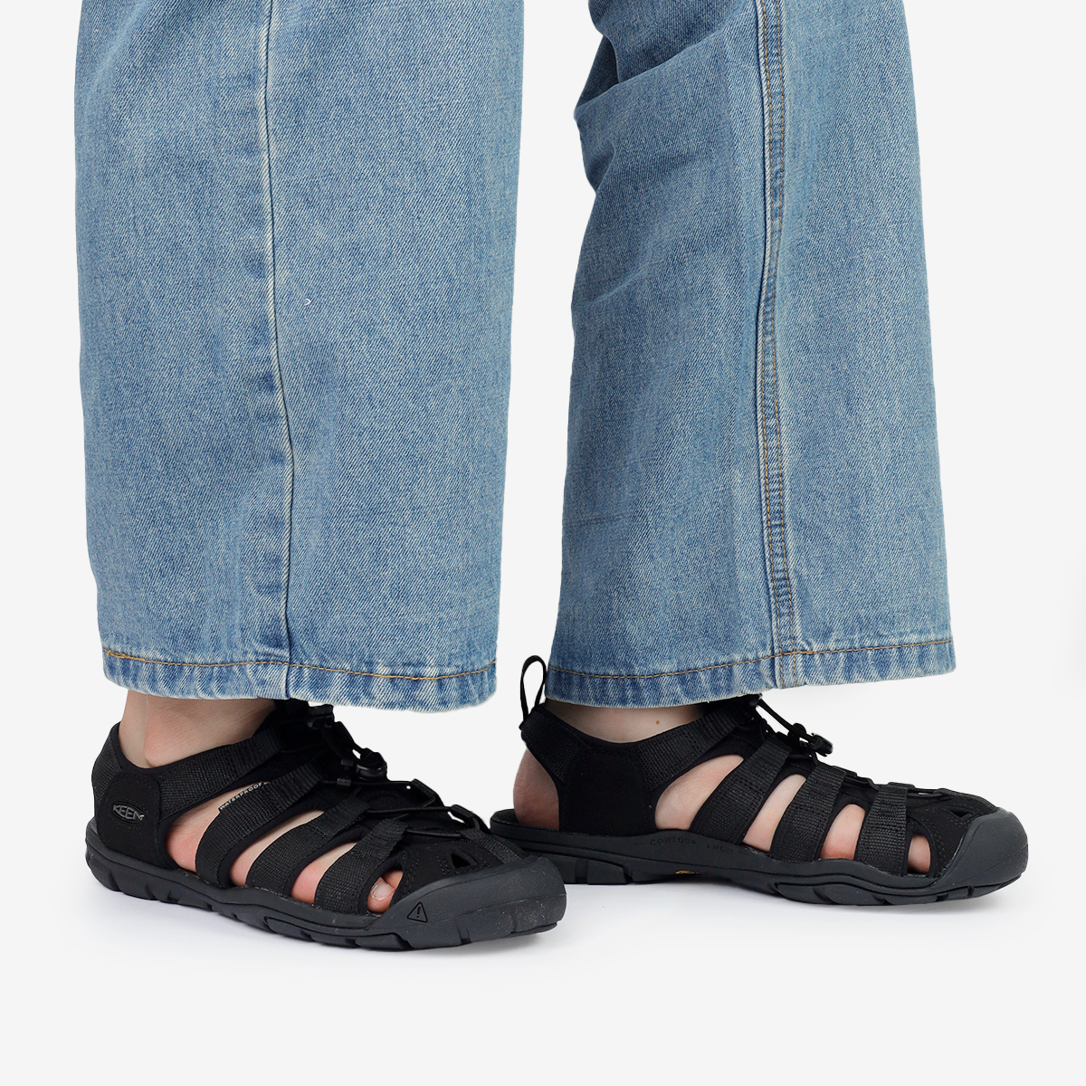 新品同様　Keen CNX ブラック 23㎝ KEEN UNEEK NXIS Triple Black/Black（キーン ユニーク ネクシス