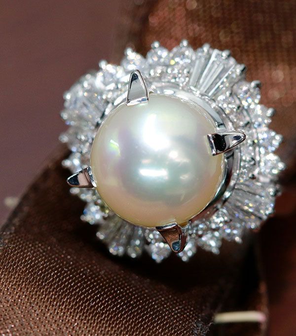 南洋真珠/パール リング/指輪 10.2ミリ位 プラチナ900 PT900 豪華ダイヤ取り巻き ピンクの光沢溢れる  /白・透明(ホワイト)/中古/届5/1点もの