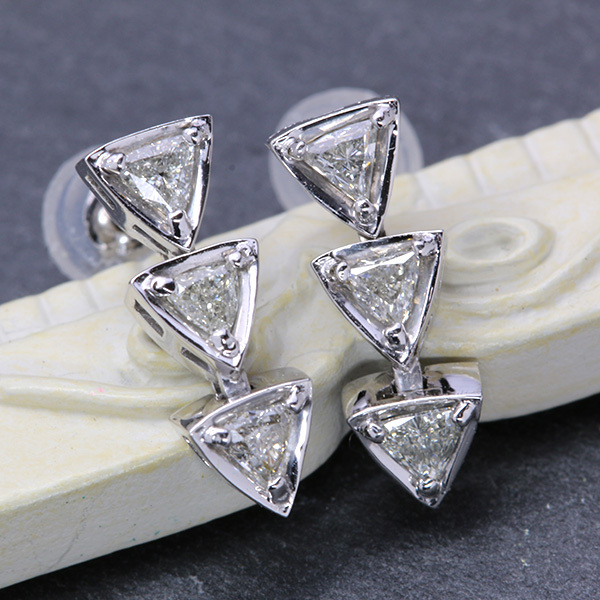 ダイヤモンド ピアス 0.50カラット トリリアントカット 三角形の