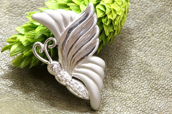 ピンブローチ 18金ホワイトゴールド K18WG 妖精のようなバタフライ