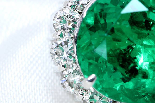 エメラルド 7.91ct ペンダントトップ PT900 ダイヤ取り巻き 鑑別
