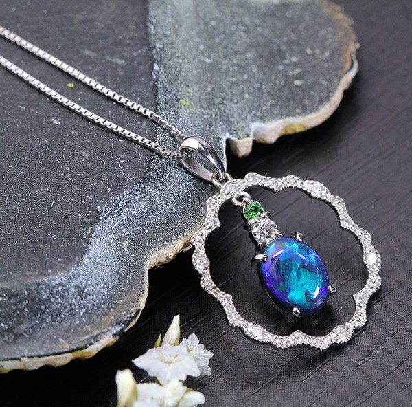 青系 ブラックオパール 1.089ctネックレス K18WG 揺れる個性デザイン