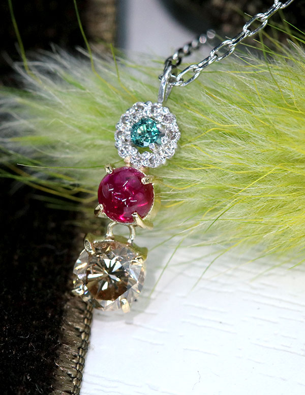 アレキサンドライト0.03ct＆ルビー0.20ct＆大粒ブラウンダイア0.42ct  