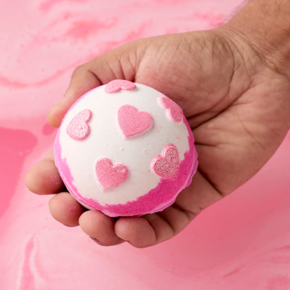 LUSH ラッシュ カインド オブ ラブ ギフト バレンタイン 限定 2026 バスボム 入浴剤 かわいい 人気 ヴィーガン コスメ ラッシュ 公式 | LUSH | 01