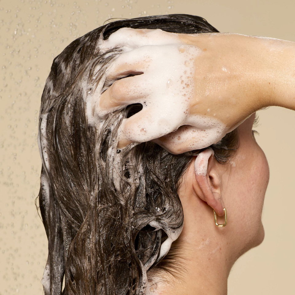 LUSH スーパーミルキー シャンプー 100g ヘアケア ノンシリコン ダメージヘア パーマ カラー ツヤ コシ 自然由来 ハンドメイド コスメ ラッシュ 公式 | LUSH | 01