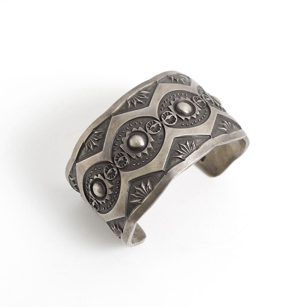 INDIAN JEWELRY インディアンジュエリー Navajo Stampwork Widebangle TYPE-A Jerald Tahe ナバホ スタンプワーク ワイドバングル タイプA ジェラルド・タへ作の画像