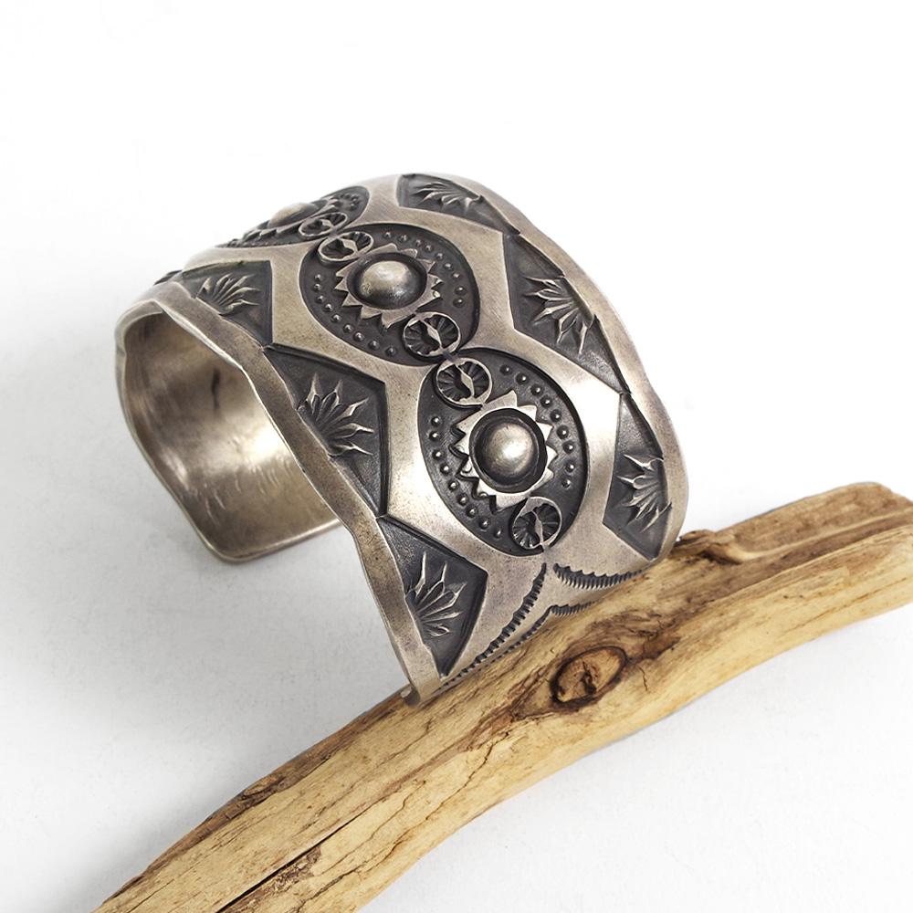 INDIAN JEWELRY インディアンジュエリー Navajo Stampwork Widebangle TYPE-A Jerald Tahe ナバホ スタンプワーク ワイドバングル タイプA ジェラルド・タへ作の画像
