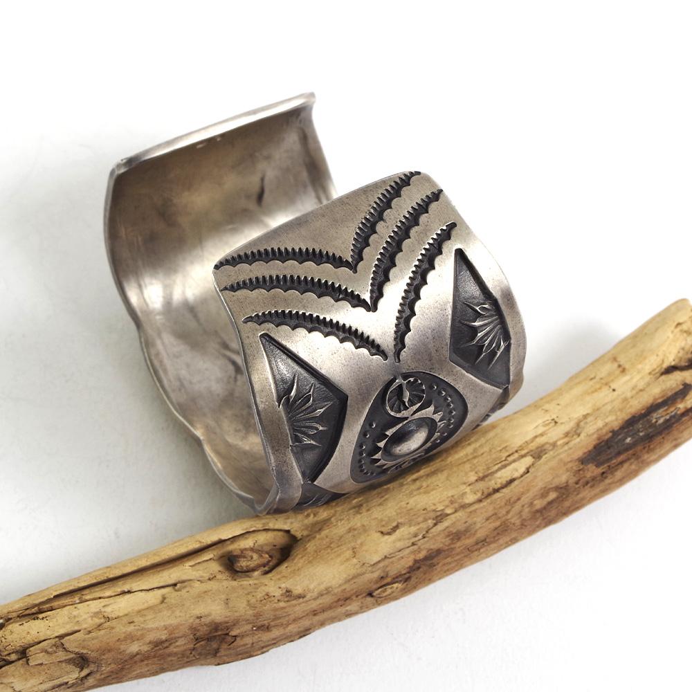 INDIAN JEWELRY インディアンジュエリー Navajo Stampwork Widebangle TYPE-A Jerald Tahe ナバホ スタンプワーク ワイドバングル タイプA ジェラルド・タへ作の画像