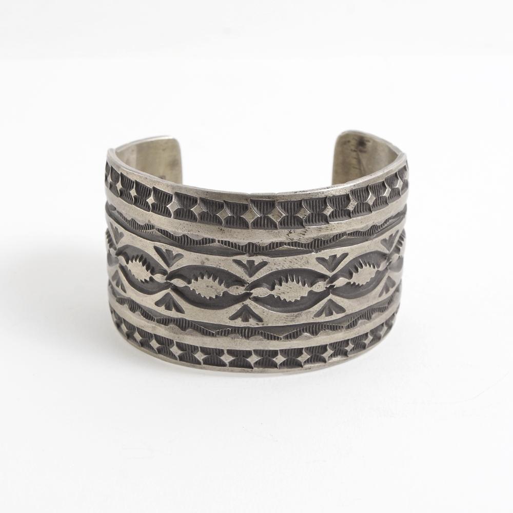 INDIAN JEWELRY インディアンジュエリー Navajo Stampwork Widebangle TYPE-B Jerald Tahe ナバホ スタンプワーク ワイドバングル タイプB ジェラルド・タへ作の画像