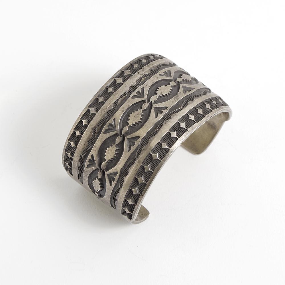 INDIAN JEWELRY インディアンジュエリー Navajo Stampwork Widebangle TYPE-B Jerald Tahe ナバホ スタンプワーク ワイドバングル タイプB ジェラルド・タへ作の画像