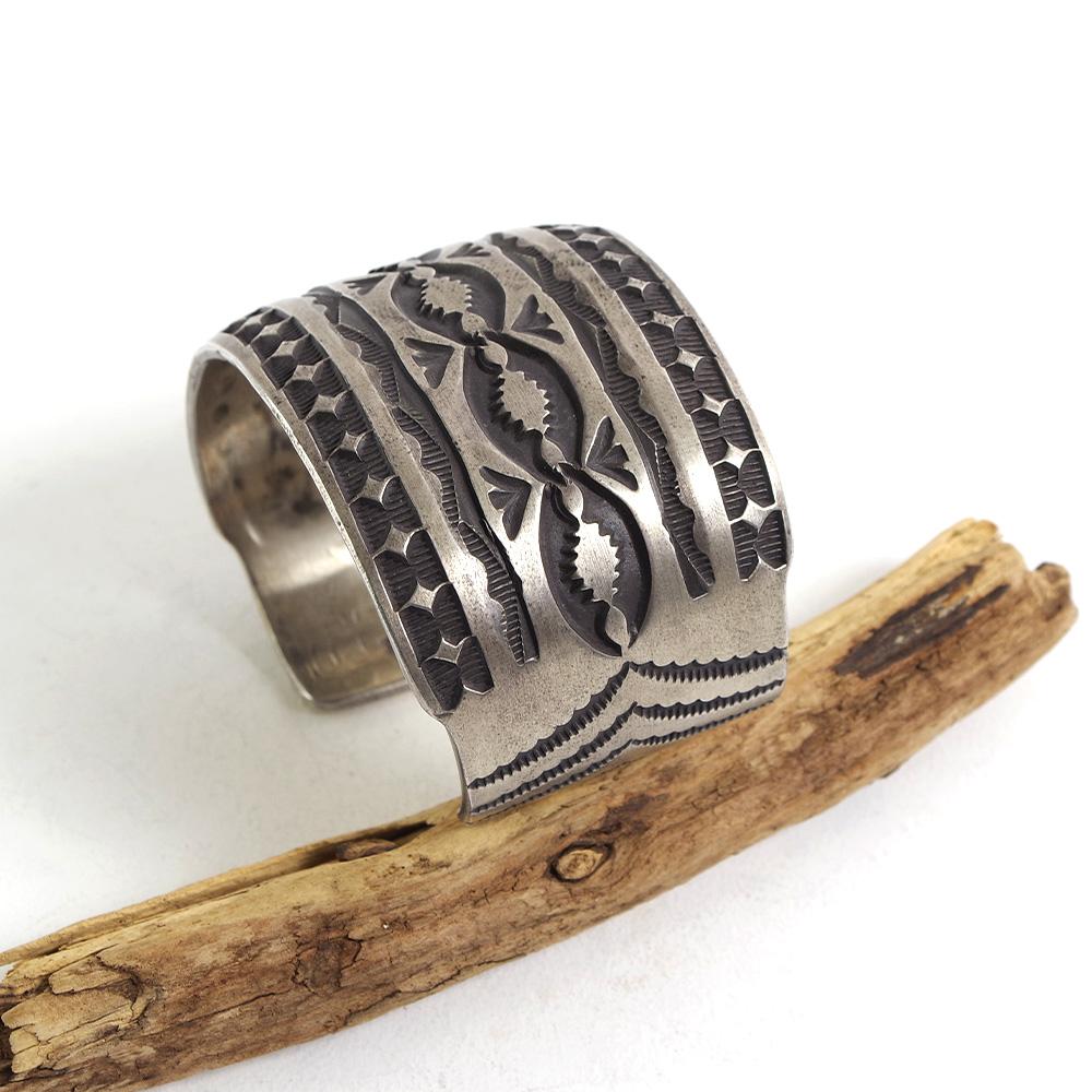 INDIAN JEWELRY インディアンジュエリー Navajo Stampwork Widebangle TYPE-B Jerald Tahe ナバホ スタンプワーク ワイドバングル タイプB ジェラルド・タへ作の画像