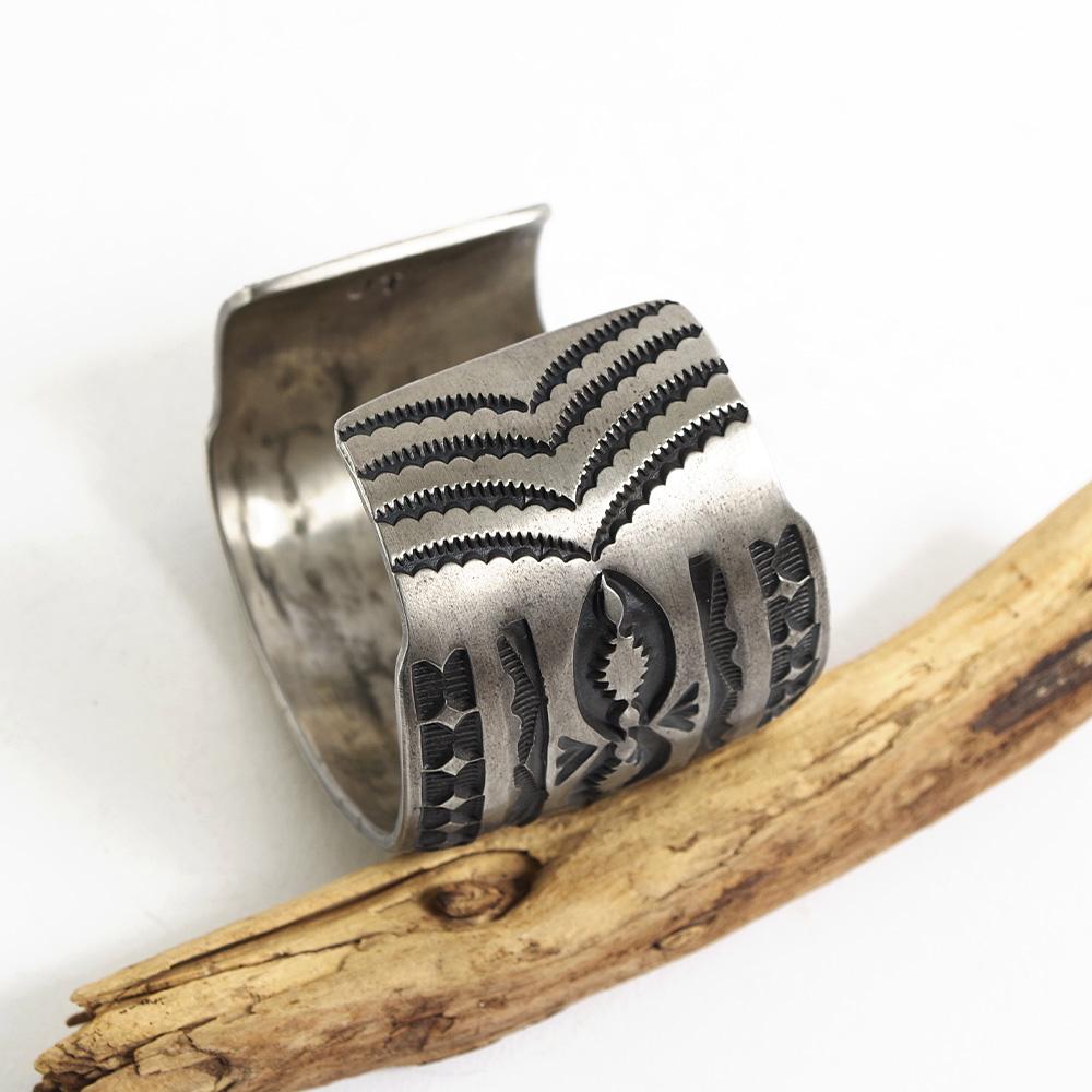 INDIAN JEWELRY インディアンジュエリー Navajo Stampwork Widebangle TYPE-B Jerald Tahe ナバホ スタンプワーク ワイドバングル タイプB ジェラルド・タへ作の画像