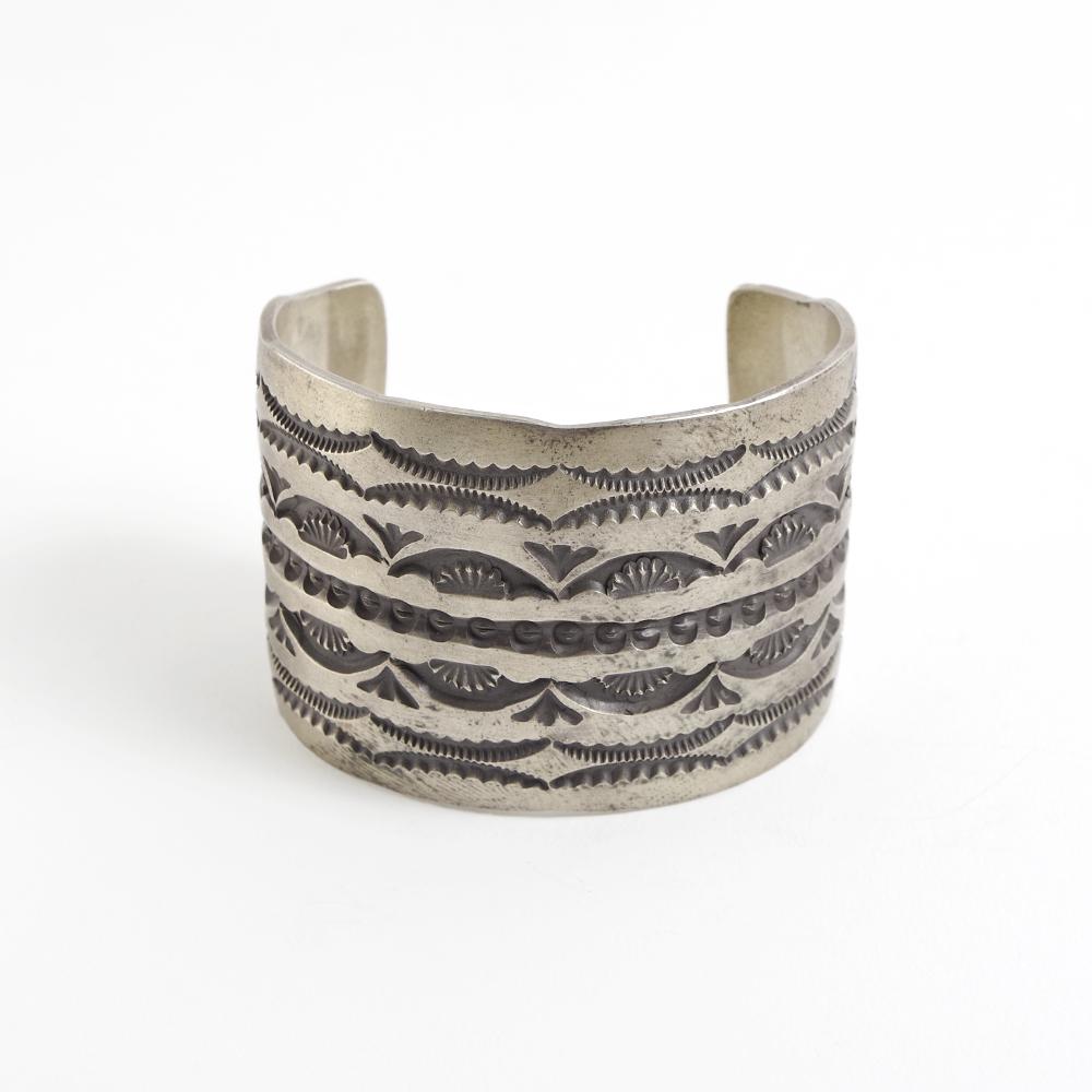 INDIAN JEWELRY インディアンジュエリー Navajo Stampwork Widebangle TYPE-C Jerald Tahe ナバホ スタンプワーク ワイドバングル タイプC ジェラルド・タへ作の画像