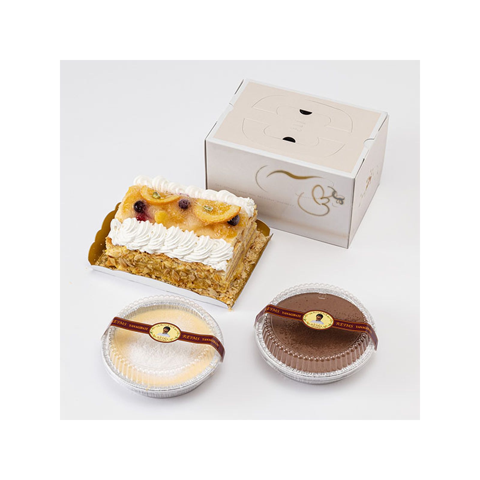 青山「ランス・ヤナギダテ」 ケーキ詰合せ(フルーツミルフィーユ・半熟チーズケーキ・チョコレートケーキ各1個) (v26)×1個 冷凍 バレンタイン
