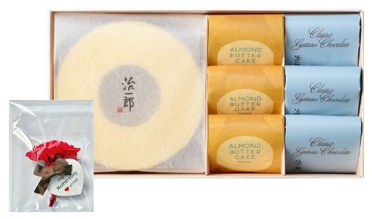 母の日 ギフト カーネーション付き 治一郎のバウムクーヘン 詰め合わせ5×1個 セット 焼菓子  2026 ショッパー付き プリザ 花はイメージ図です