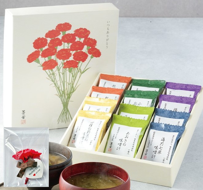 母の日 カーネーション付き 茅乃舎 フリーズドライ味噌汁6種12食ギフト×1個 出汁セット  2026 ショッパー付き 花はプリザ イメージ図です