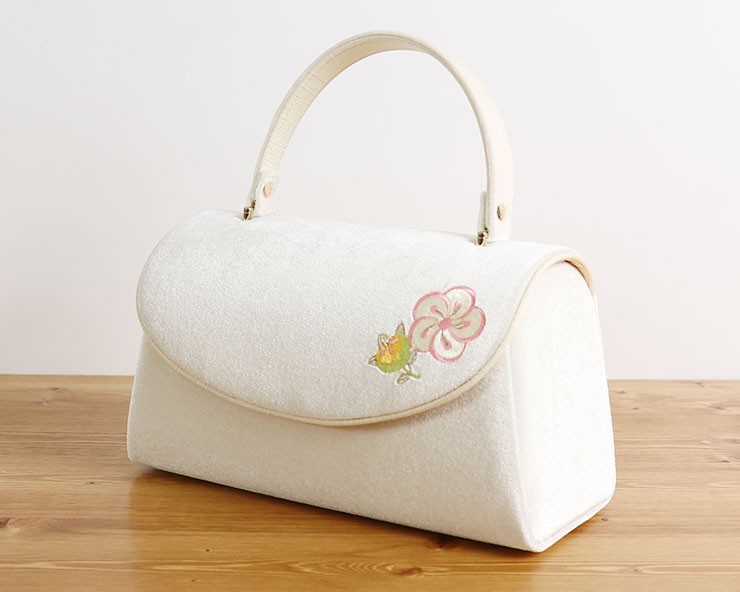 アイボリー に光沢がある花柄刺繍 ハンドバッグと草履セット 街着屋特選 - 刺繍入り フロッキーバッグ 捻梅にたちばな 刺繍 白