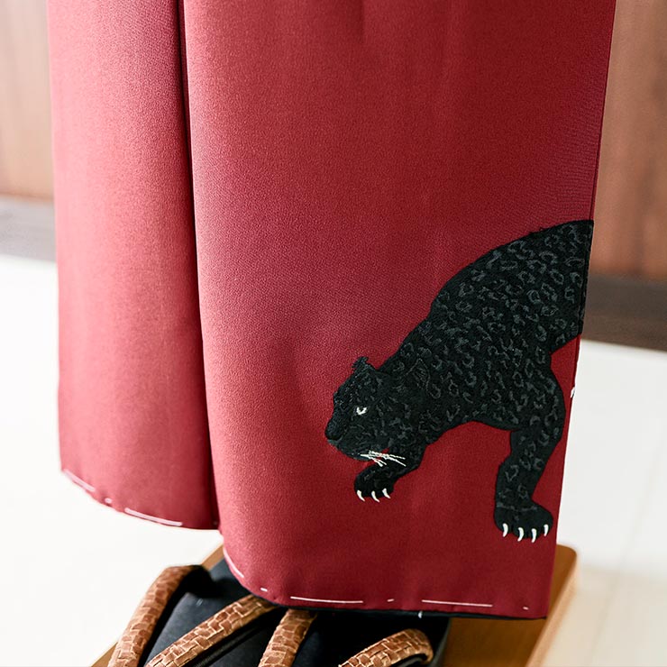 撫松庵 袷 きもの] 付下げ ヒョウ 刺繍 (105-121-010 45 濃朱) 日本製