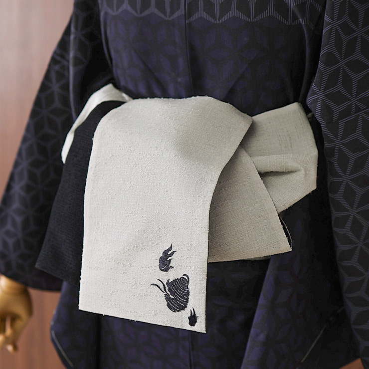 撫松庵] 半幅帯 細帯 妖怪円陣刺繍 ライトグレー 日本製 半巾帯 刺繍帯