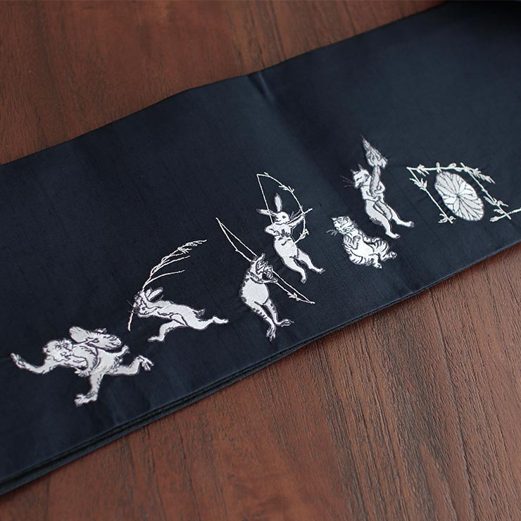 撫松庵」細帯 半幅帯 猫獣戯画 刺繍 紺 (103-102-012-78