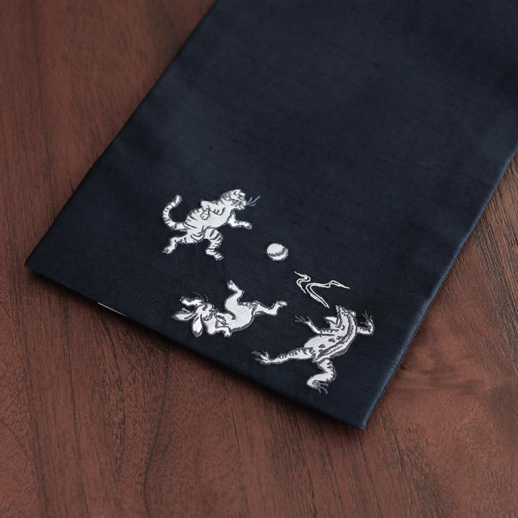 撫松庵」細帯 半幅帯 猫獣戯画 刺繍 紺 (103-102-012-78